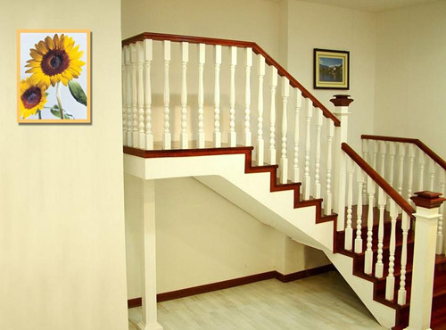 给家中的运势造成不利的影响;合适的楼梯布局应该是靠墙而立